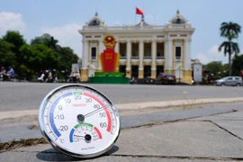 Người dân Hà Nội mặc quần áo như mùa đông để chống nắng nóng 