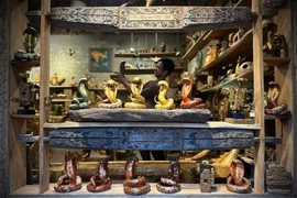 Đến làng cổ Đường Lâm ngắm đàn "Thạch ong xà" 