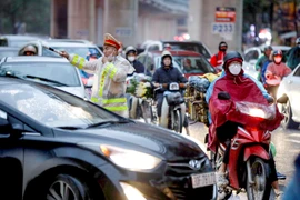 Cận cảnh những "Mốc giao thông sống" đội mưa, phân luồng giao thông trong giá rét