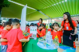 Đến Ngôi sao Hà Nội ngắm những mô hình, tranh vẽ độc đáo về Thủ đô 