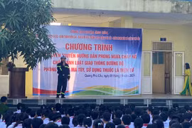 Gần 800 học sinh được tập huấn kỹ năng phòng, chống ma túy và phòng cháy chữa cháy 