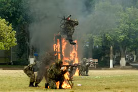 Xem Cảnh sát Gìn giữ hòa bình Việt Nam trình diễn dẹp bạo loạn, giải cứu con tin