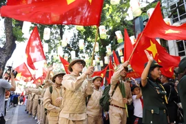 Tái hiện khoảnh khắc hào hùng ngày tiếp quản Thủ đô tại phố cổ Hà Nội
