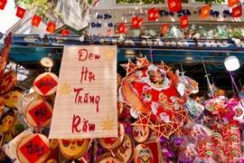 Phố Hàng Mã rực rỡ sắc màu trước Tết Trung thu 2025 