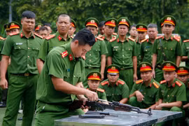 Xem các chiến sỹ thể hiện kỹ thuật, chạy đua với thời gian tại phần thi tháo, lắp súng AK