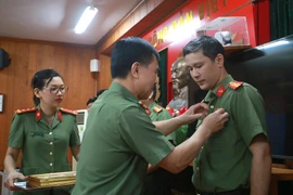 Trao tặng Kỷ niệm chương “Vì sự nghiệp xây dựng tổ chức Công đoàn”