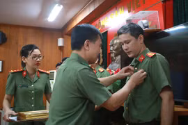 Trao tặng Kỷ niệm chương “Vì sự nghiệp xây dựng tổ chức Công đoàn”