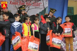 Đông ấm, trao yêu thương cùng Công an Hà Nội 