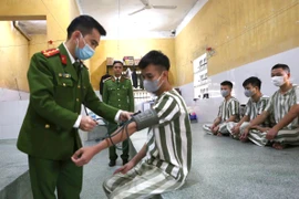 Những thầy thuốc mang màu áo xanh của Công an Hà Nội 