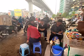Ngang nhiên cảnh lấn chiếm lòng đường làm hàng quán tại địa bàn giáp ranh 