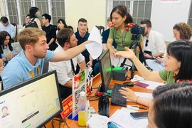 Công an phường Hà Đông đẩy mạnh tuyên truyền cấp tài khoản định danh điện tử mức 2 cho người nước ngoài