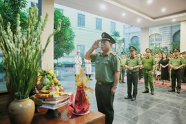 Công an Hà Nội dâng hương tưởng nhớ, tri ân các Anh hùng liệt sỹ