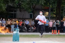 Xem cán bộ, đoàn viên công đoàn Công an Hà Nội xử lý tình huống cháy nổ 