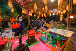 Độc đáo những di tích lịch sử ở Hà Nội nặn bằng bột tò he