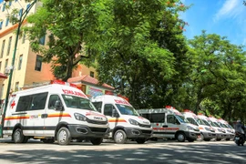 Hà Nội tiếp nhận 9 xe cứu thương và 70 máy thở phòng chống dịch