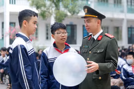 Công an Hà Nội đẩy mạnh tuyên truyền tác hại của "bóng cười" 