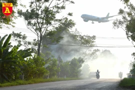 Khói rơm rạ bủa vây người tham gia giao thông tại Hà Nội