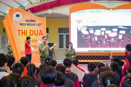 Công an Hà Nội hướng dẫn học sinh cách nhận biết, phòng tránh "nước vui", "bùa lưỡi"