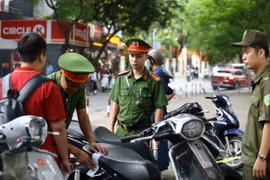 Công an phường Khương Đình phối hợp kiểm tra, xử lý vi phạm giao thông học đường