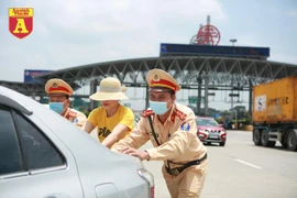 CSGT phân luồng, đẩy xe gặp sự cố trên cao tốc để tránh ùn tắc