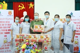 Trao tặng các y, bác sĩ Bệnh viện Công an TP Hà Nội 1.000 sản phẩm nước uống của Tập đoàn Tân Hiệp Phát