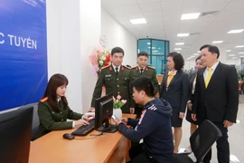 Người dân Hà Nội trải nghiệm thủ tục cấp hộ chiếu trực tuyến, nhận kết quả tại nhà