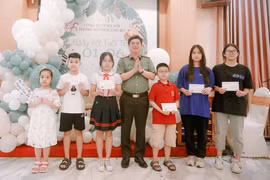 Khen thưởng, động viên con em cán bộ, chiến sĩ nhân dịp Quốc tế thiếu nhi