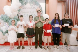 Khen thưởng, động viên con em cán bộ, chiến sĩ nhân dịp Quốc tế thiếu nhi