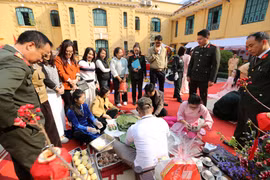 Xem các chiến sĩ Công an Hà Nội thi gói bánh chưng, trang trí gian hàng đón Tết