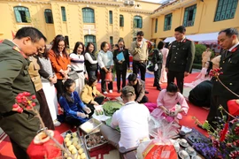 Xem các chiến sĩ Công an Hà Nội thi gói bánh chưng, trang trí gian hàng đón Tết