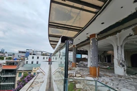 Bắt đầu phá dỡ tòa nhà "Hàm cá mập"