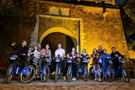 Trải nghiệm tour xe đạp khám phá đêm Thăng Long - Hà Nội