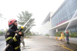 Diễn tập cứu người mắc kẹt trong đám cháy lớn ở Trung tâm thương mại