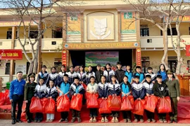 "Mùa xuân cho em" - Chương trình ý nghĩa tại các điểm trường vùng cao Văn Bàn 