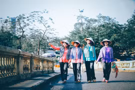 Ấn tượng bộ ảnh áo bà ba trên cây cầu Long Biên trăm tuổi