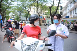 Phụ huynh hồi hộp chờ con thi trong nắng nóng ở Hà Nội