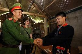 Hình ảnh kể chuyện công an xã ở Hà Nội lên nương vận động đồng bào giao nộp vũ khí 