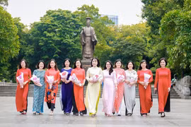 Phụ nữ Thủ đô thướt tha diện áo dài tại phố đi bộ Hồ Gươm 