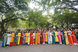 Nữ chiến sỹ Công an Hà Nội duyên dáng, khoe sắc trong tà áo dài truyền thống