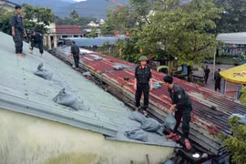 Lực lượng Công an giúp người dân miền Trung ứng phó với bão Noru