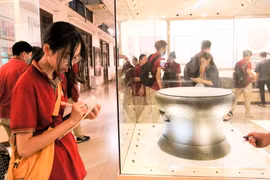 Học sinh Hà Nội học lịch sử qua trải nghiệm thực tế ở Bảo tàng 