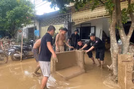 Hơn 300 cảnh sát hỗ trợ người dân khắc phục hậu quả mưa lũ tại Nghệ An