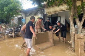 Hơn 300 cảnh sát hỗ trợ người dân khắc phục hậu quả mưa lũ tại Nghệ An