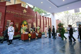 Dâng hương tưởng niệm các Anh hùng liệt sĩ Công an Hà Nội