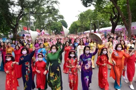 Phụ nữ Thủ đô thướt tha trong trang phục áo dài 