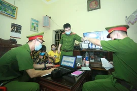 Công an mang máy đến tận nhà người cao tuổi, cấp căn cước trong đêm