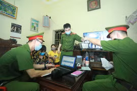 Công an mang máy đến tận nhà người cao tuổi, cấp căn cước trong đêm