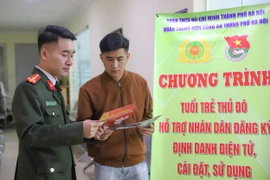 Công an Hà Nội hướng dẫn, hỗ trợ người dân thực hiện dịch vụ công trực tuyến