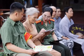 Công an La Khê đến chùa, xuống phố hướng dẫn người dân góp ý Hiến pháp 