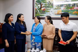 Đại diện Ủy ban Trung ương MTTQ Việt Nam và Thành ủy Hà Nội thăm hỏi nạn nhân vụ cháy chung cư